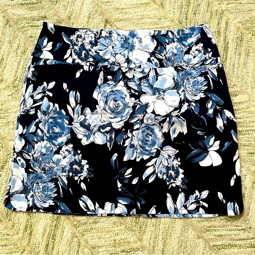 SC & Co Blue White Floral Pockets Stretch Tummy Control Wide Band Waist Skort